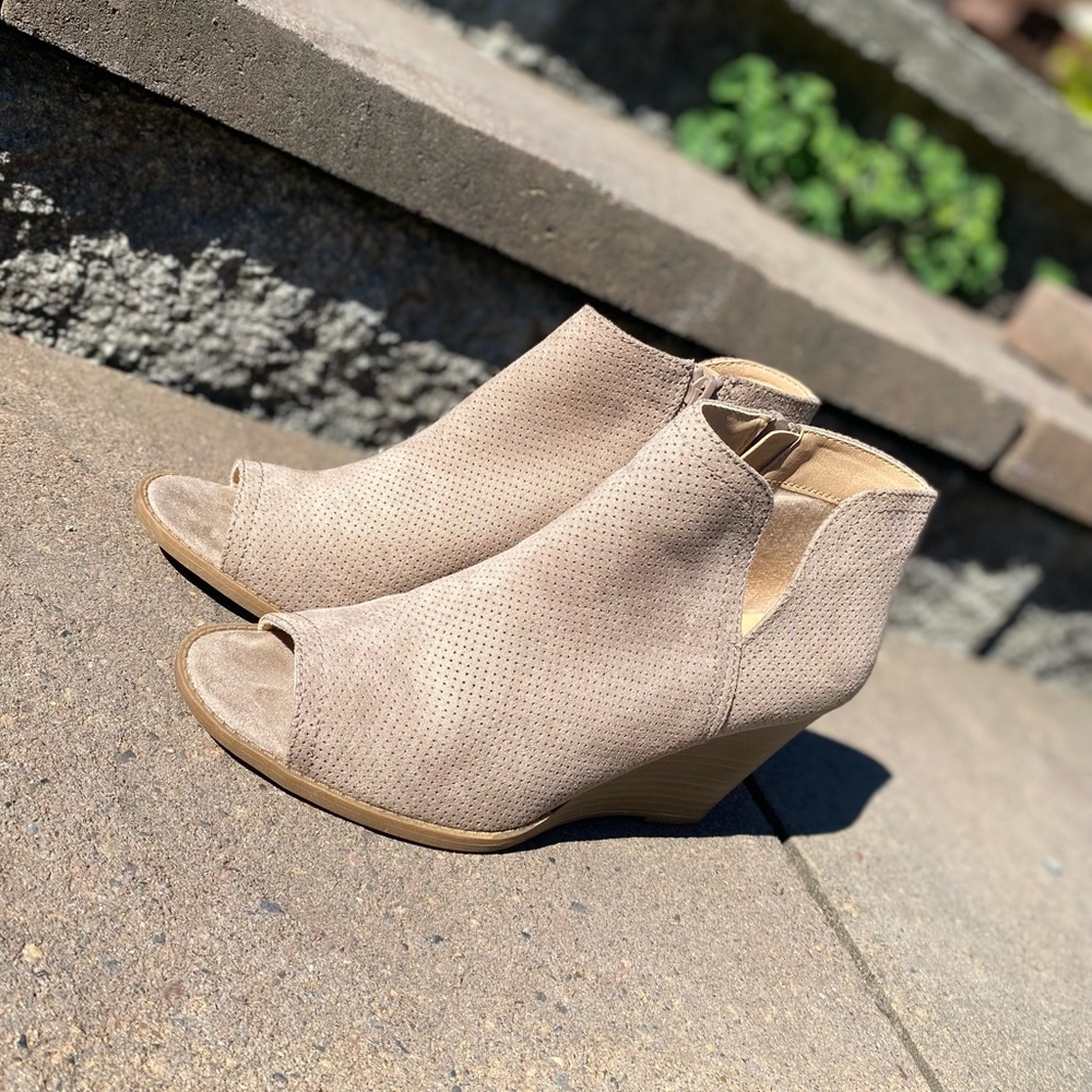 Tan wedges